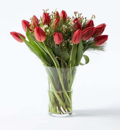 Rød tulipanbukett med voksblomst og grønt